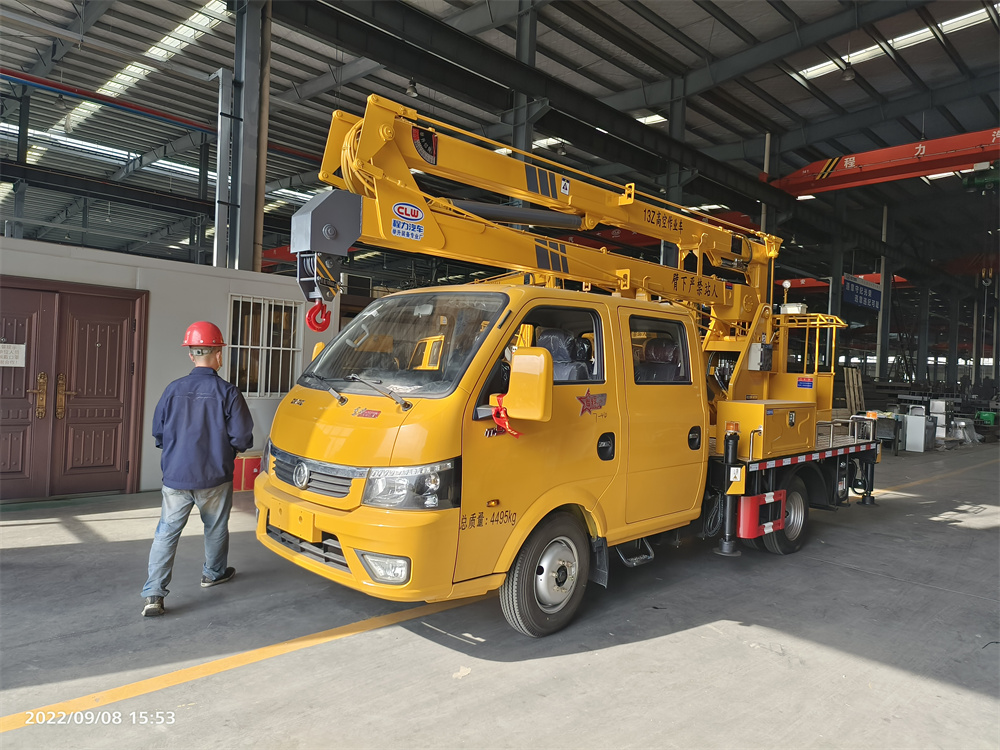 藍(lán)牌東風(fēng)途逸13米高空作業(yè)車折疊臂高空升降車